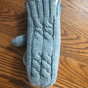 Knitted gloves